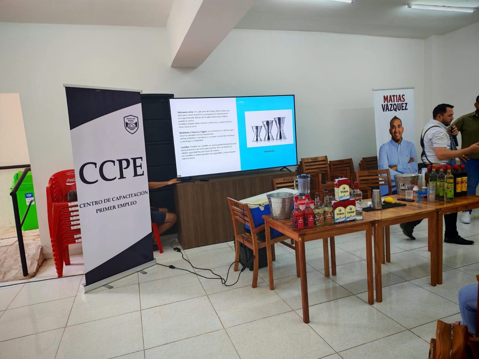 Jornada de capacitación con materiales de práctica y un cartel del Centro de Capacitación Primer Empleo.