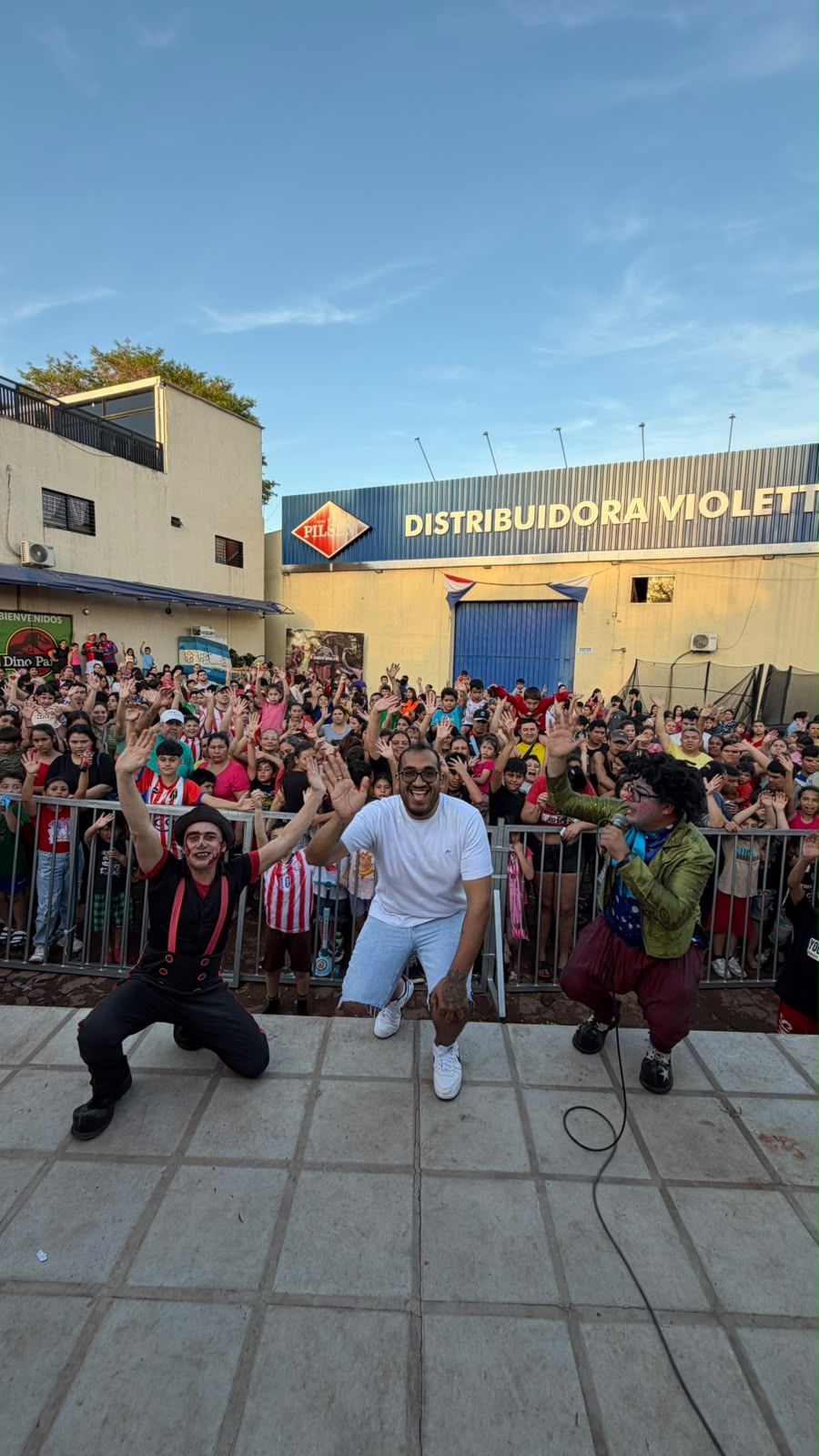 Matías Vázquez en el centro, sonriendo junto a familias de la comunidad.
