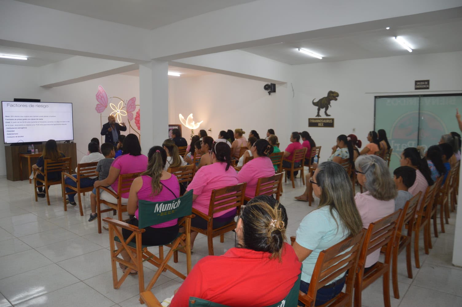 Participantes escuchan una charla en un salón comunitario.