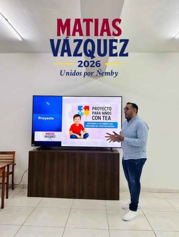 Matías Vázquez presentando una iniciativa de apoyo a niños con TEA.
