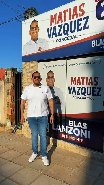 Matías Vázquez frente a su material de campaña en Ñemby.